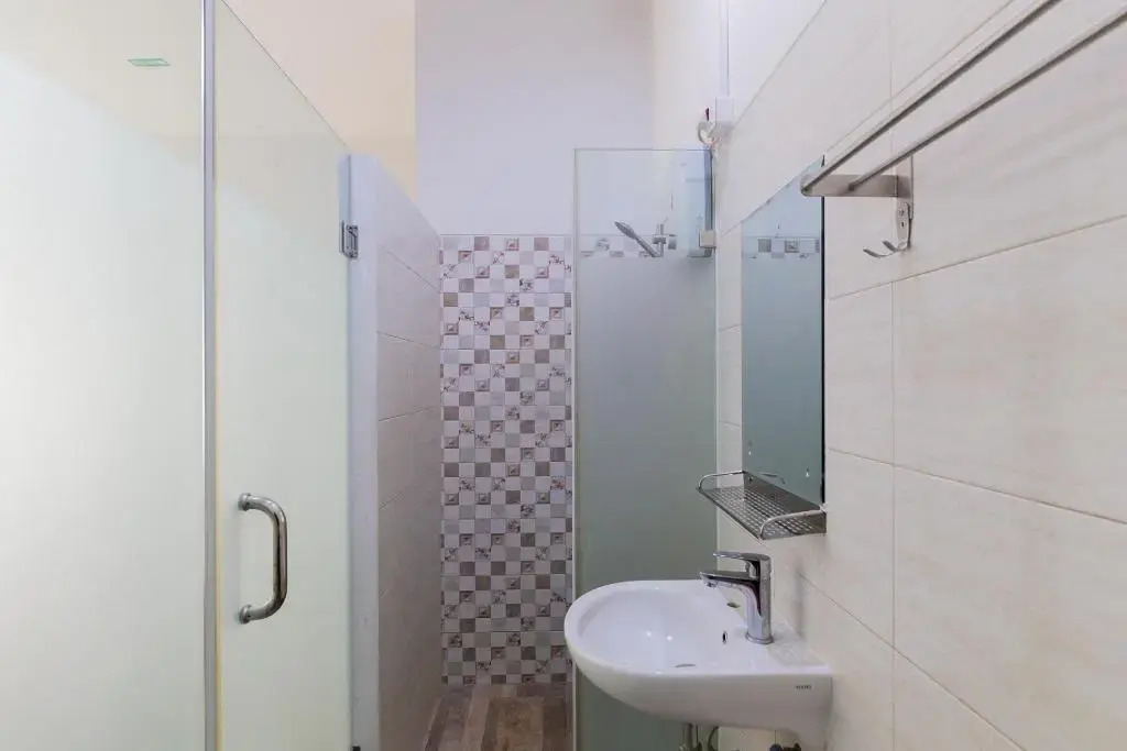 RedDoorz Plus near Living Plaza Jababeka