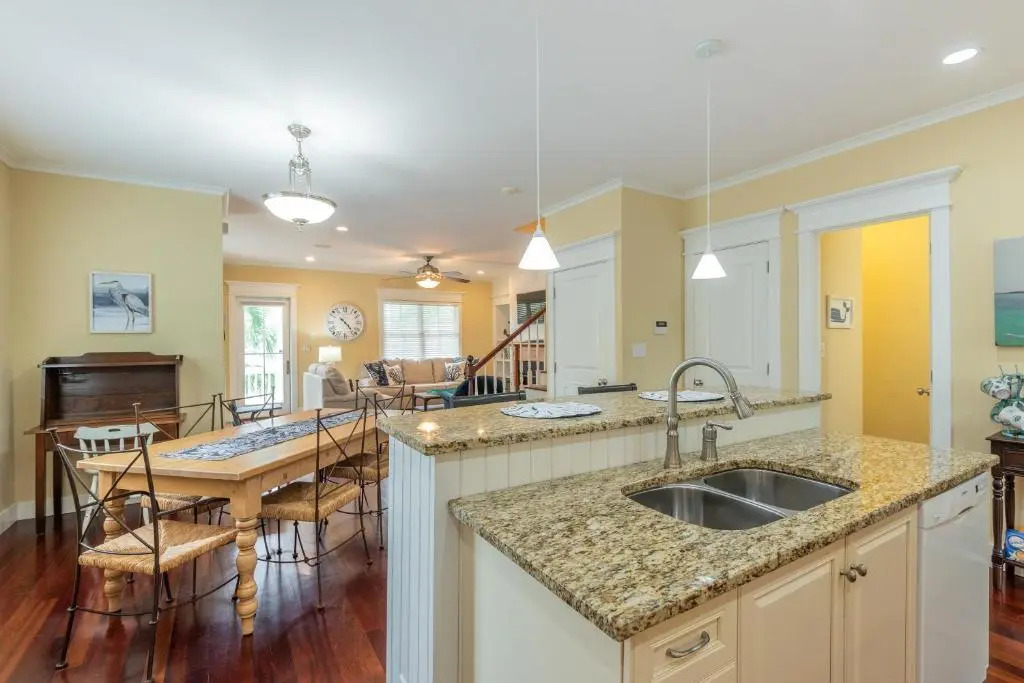 New Listing -114A W Hudson Ave - Open Layout - Close to Everything
