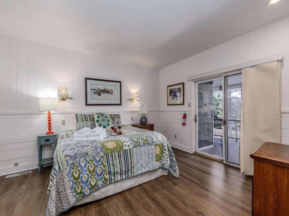 Hill Top Mountain View - Four Bedroom Cabin with Hot Tub