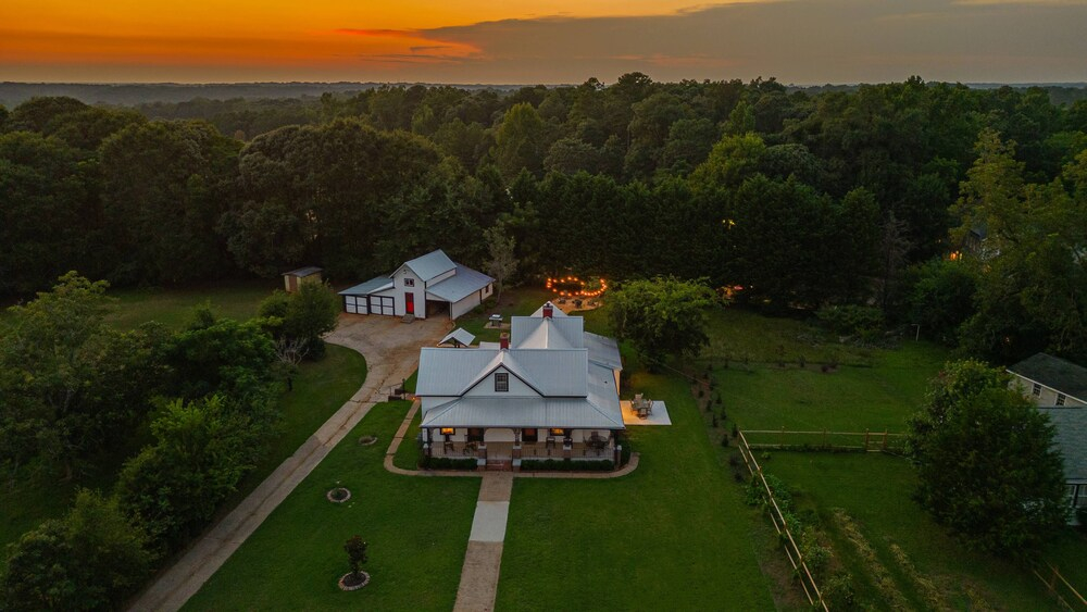 The Bulldog Farmhouse - 100+ Year old Home
