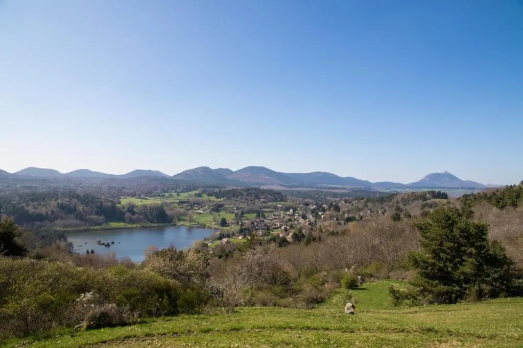 Entre Lacs et Volcans