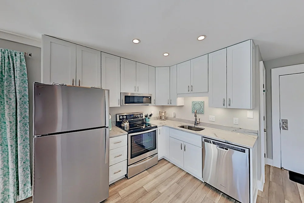 Stylish W/ Pools, Tennis - Steps To Sand 2 Bedroom Condo