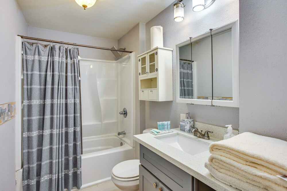 3 Mi to Dtwn Tacoma: Pet-friendly Home