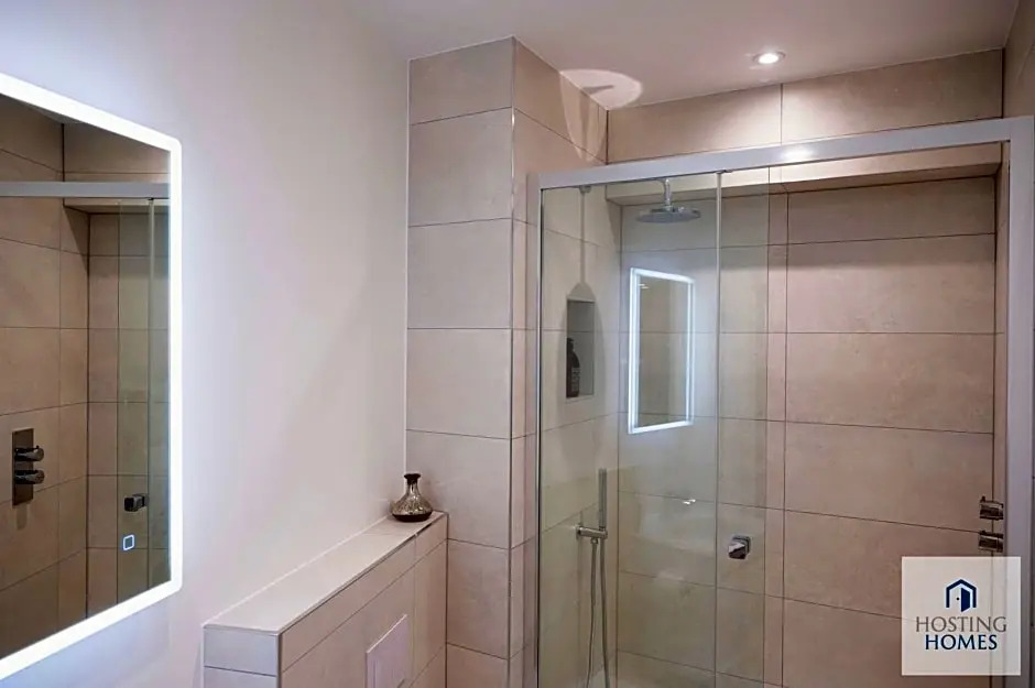 Modern Queen Street Apartment In The Heart Of Town 5