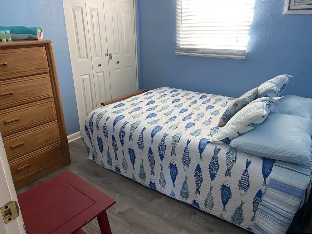 Hibiscus Breeze - Newly Renovated 3 BR Home - Shared Hot Tub