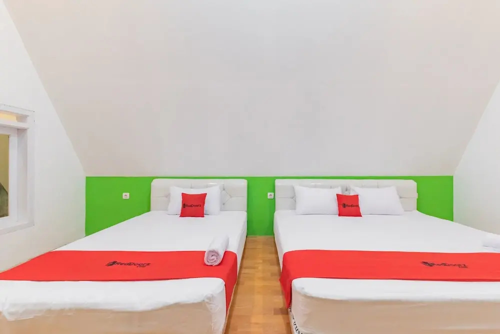 RedDoorz Syariah Plus Near Sukabumi Station
