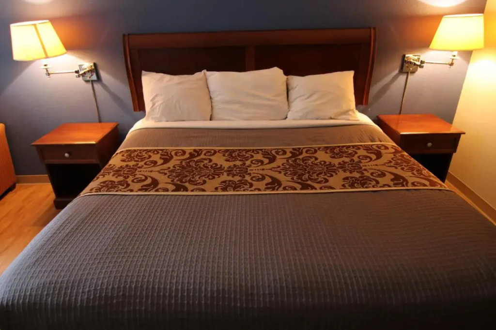 Economy Inn & Suites I-95 Exit 145 - Battleboro