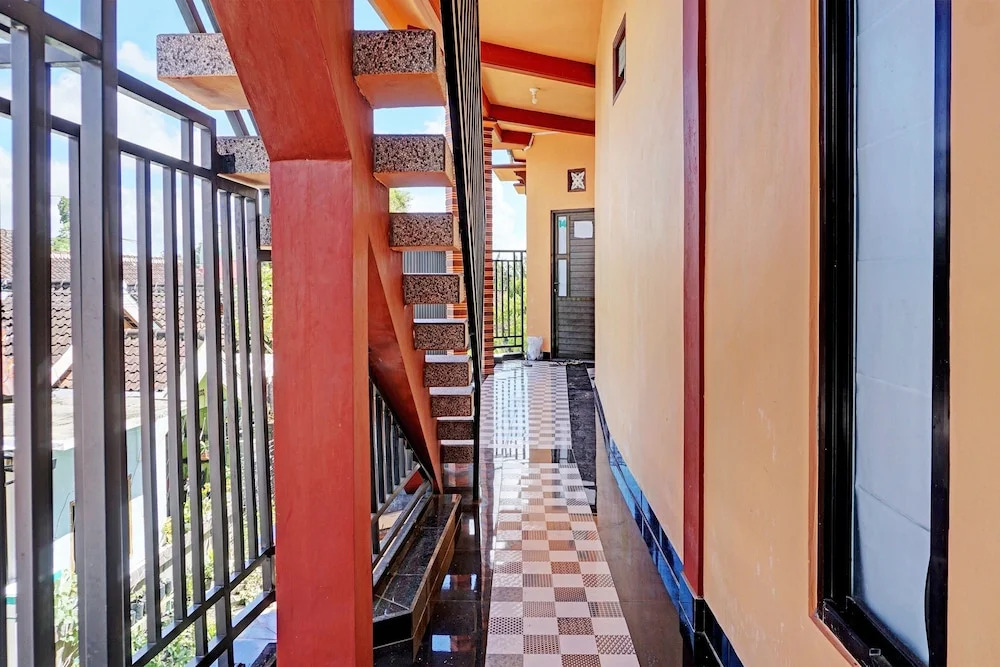 OYO Life 92353 Purnama Syariah Guest House