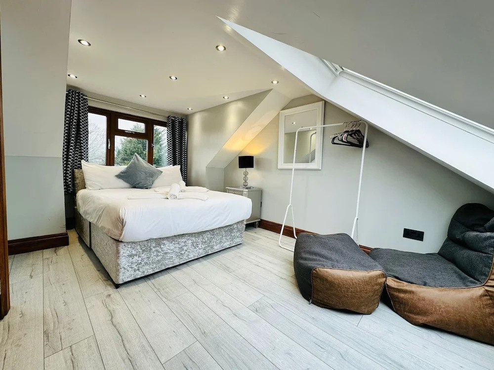 Spacious 6 Bed Residence in Wembly, London