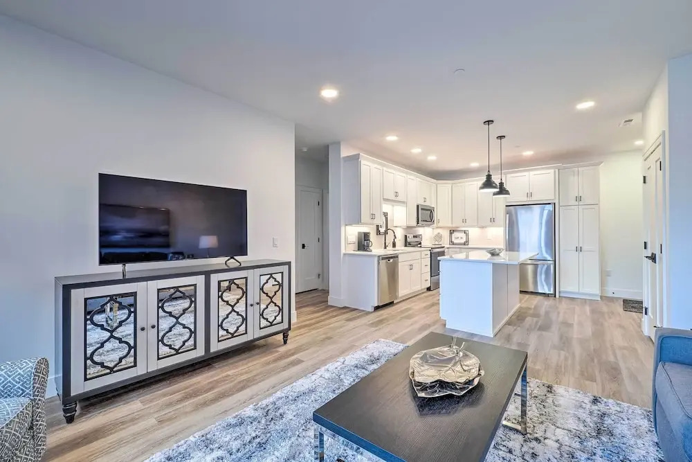 Downtown Traverse City Condo: 32 Mi to Ski Slopes!