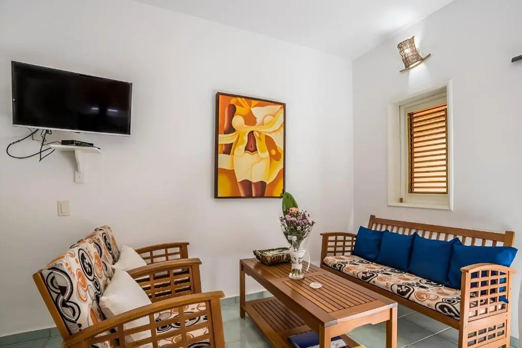 Apartment with pool & garden in beach area