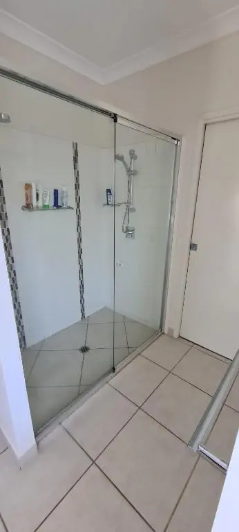 Edge Water 2 minutes from the beach with a pool!