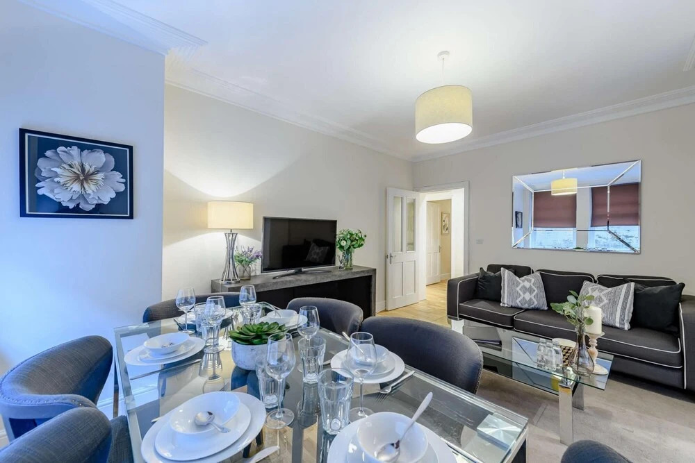 Modern Three Bedroom Apartment in Hammersmith
