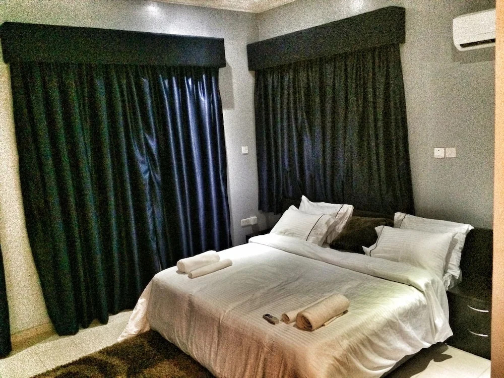 The 09 Club House Lounge And Suites