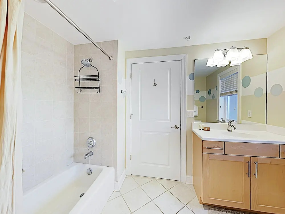 Steps To Beach! W/ Pool & Ocean Views 4 Bedroom Condo