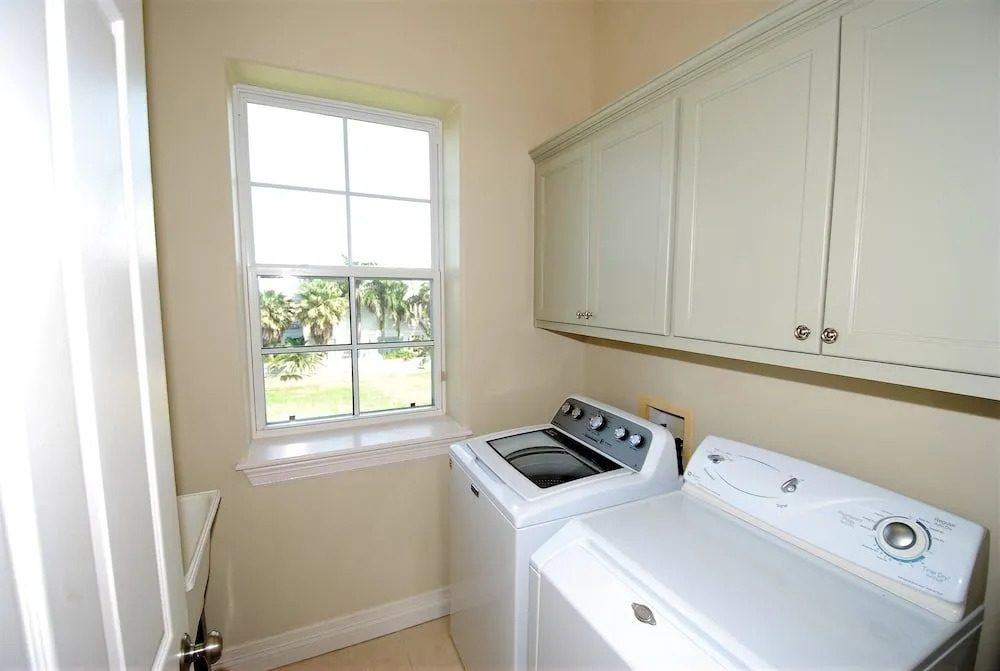 Kar - Private House Just Steps From Beach Access 4 Bedroom Home by RedAwning