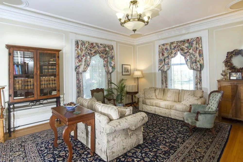 Homeport Historic Bed & Breakfast/Inn c 1858