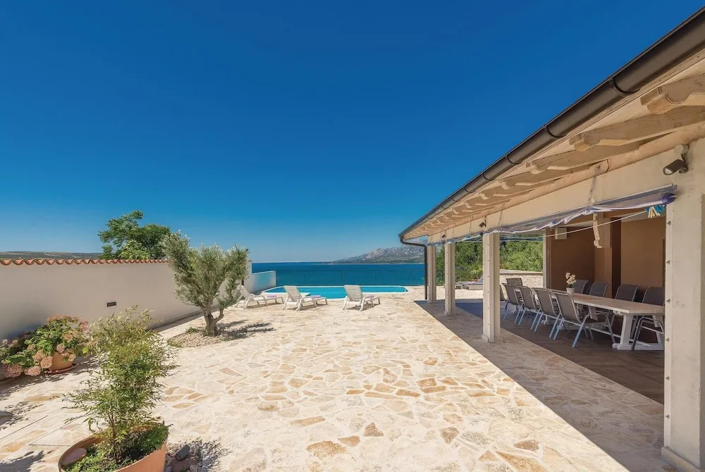 Stunning Home in Rovanjska With Wifi and 6 Bedrooms