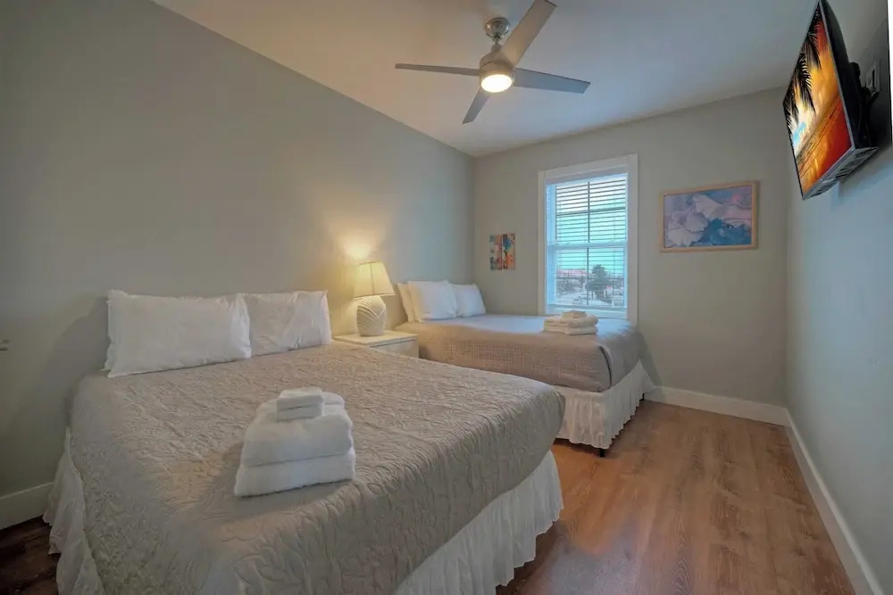 Sleeps 19 2 Homes w/ Pool, Foosball+shuffleboard Mins to the Beach + Shops