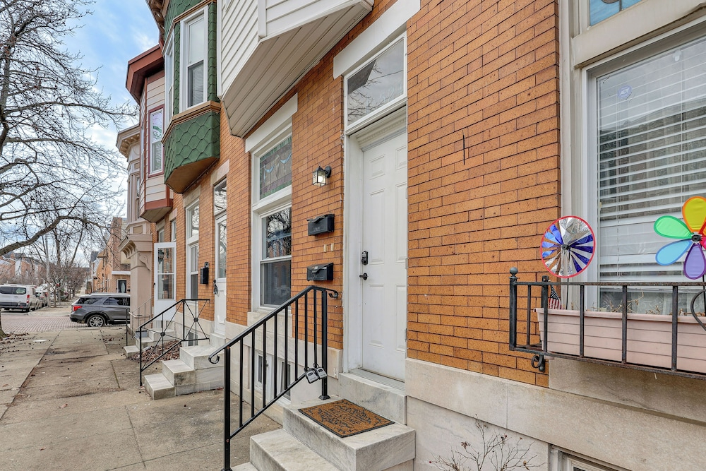 Walk to Patterson Park! Pet-friendly Townhome