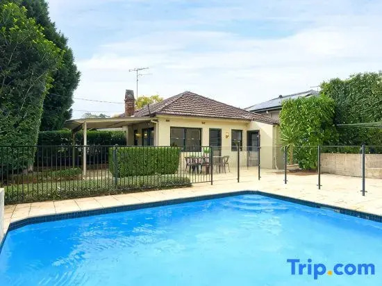 Luxury Family Retreat with Pool | Pymble Station