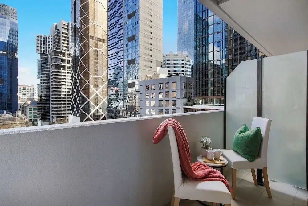 2BR Apt Next to Melbourne Central With City Views