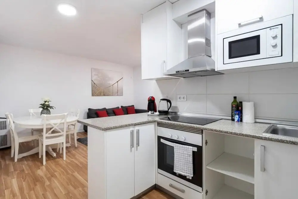 Design 2 Bedroom Flat Next to Pubilla Cases Metro