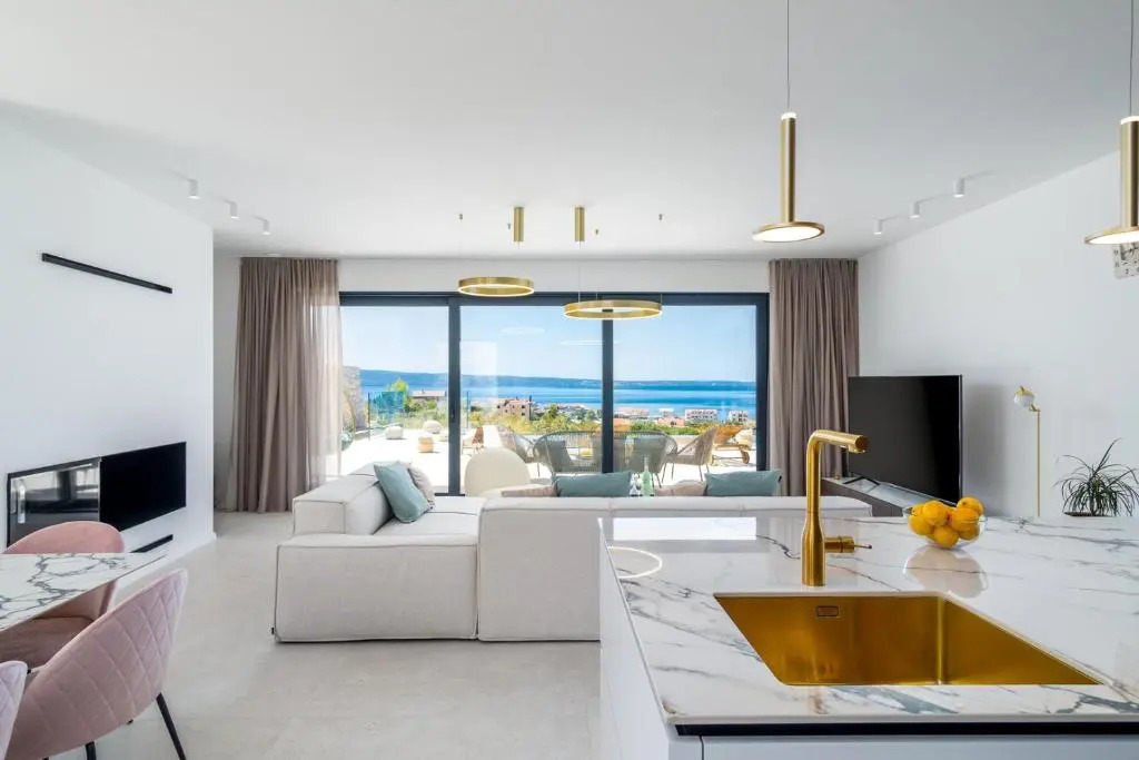 Seaview Villa Nocturno with 4 en-suite bedrooms, private 35smq infinity pool with hydromassage