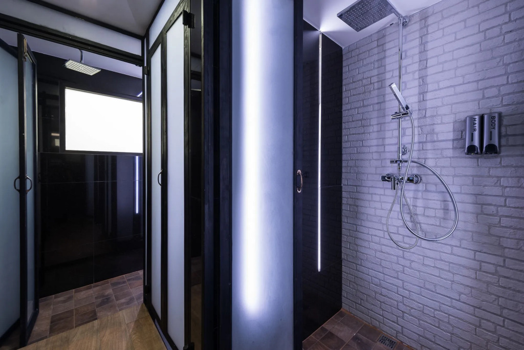 33 Poshtel