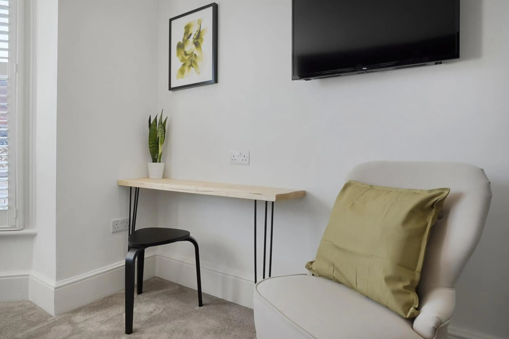 Self contained eco-studio apartments Perfect for contractors Pets welcome Like a hotel but better Pure Abodes serviced accommodation