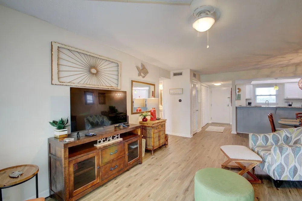 224 El Matador 1 Bedroom Condo by RedAwning