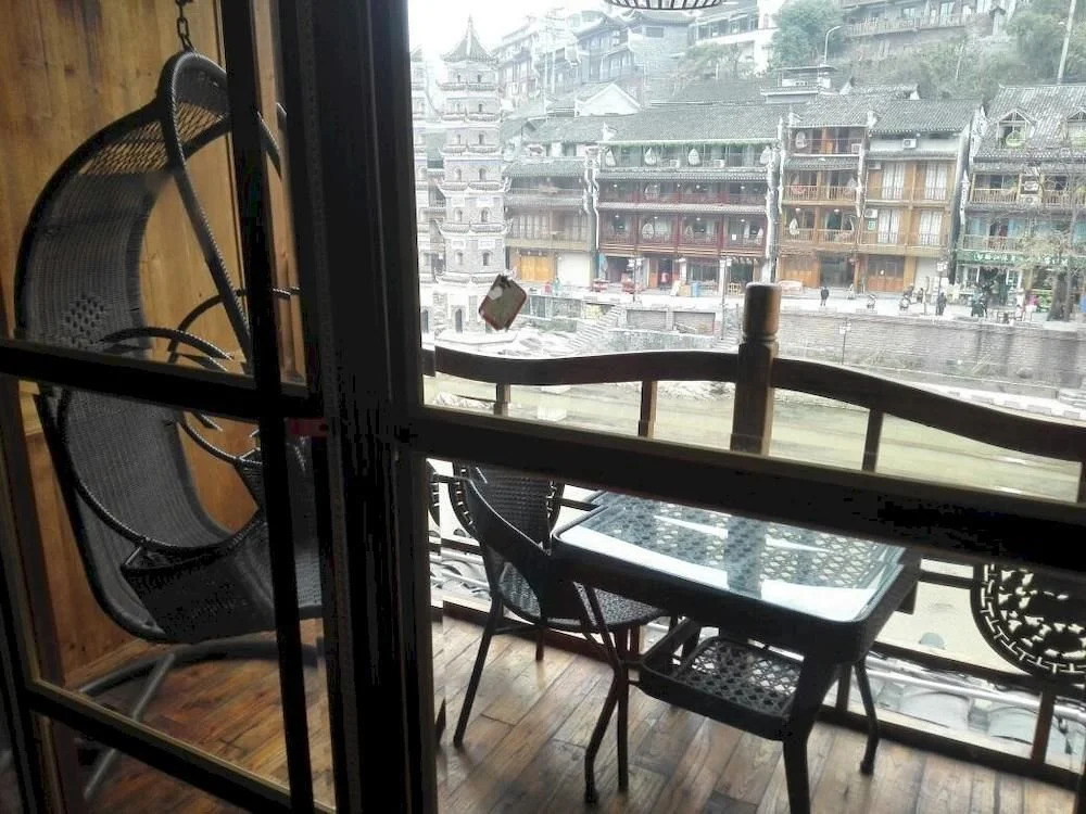 Fenghuang River Side Yaju Inn