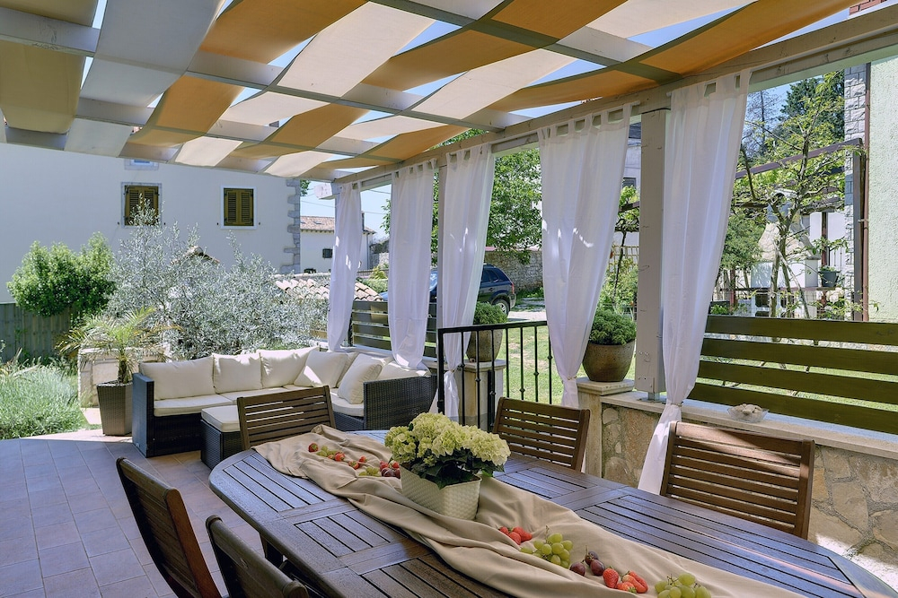 Superb Modern Villa With Pool, Large Fenced Yard Near the Beach