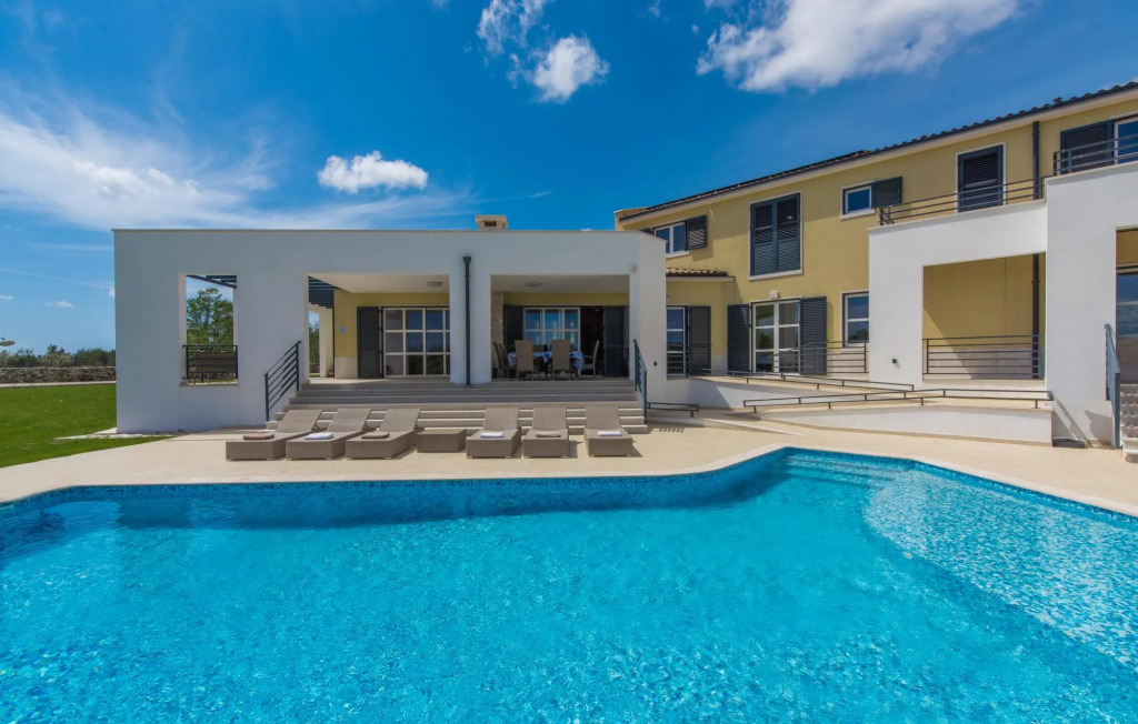 Arkaim in Filipana with 5 bedrooms and 5 bathrooms