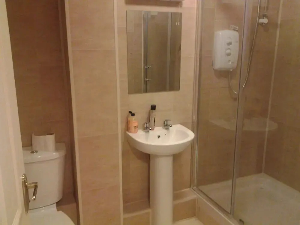 Galway 2-bed Apt, Sleeps 4, 5-min Walk to Station
