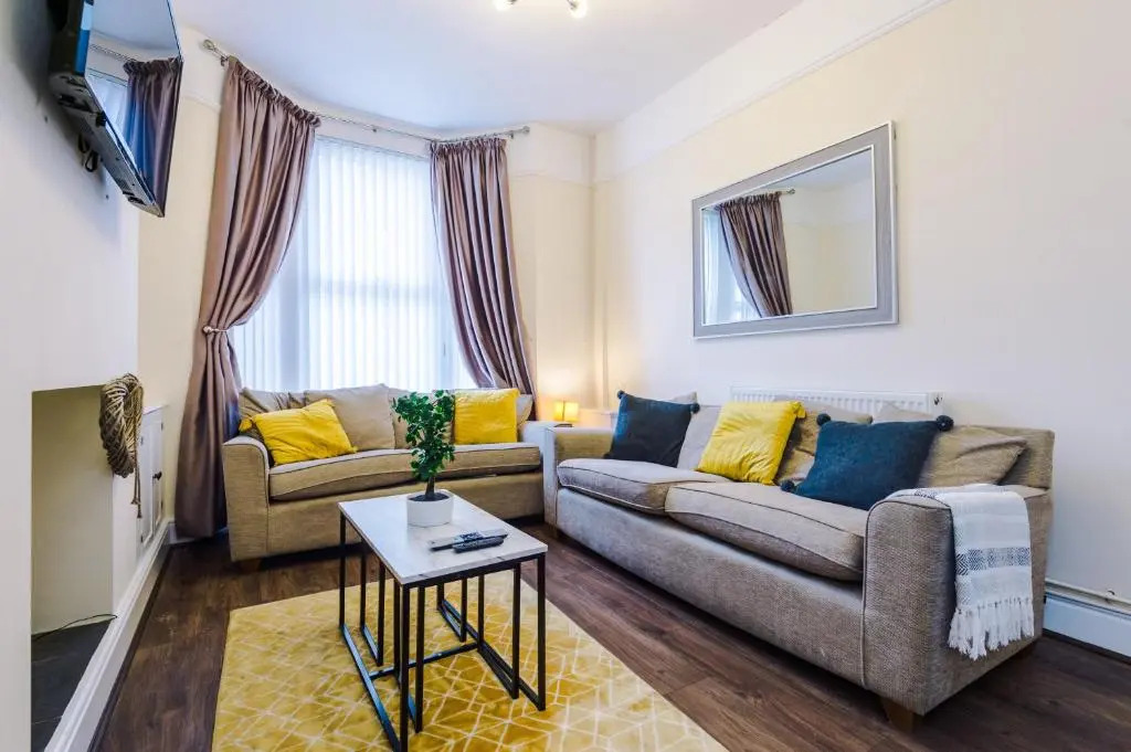 Finchley House lovely house in Anfield, 2 minutes walk from the stadium, parking and wifi