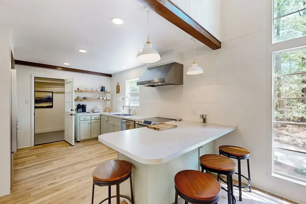 6 Mi to Lake: Brookeland Home w/ Treehouse Vibes