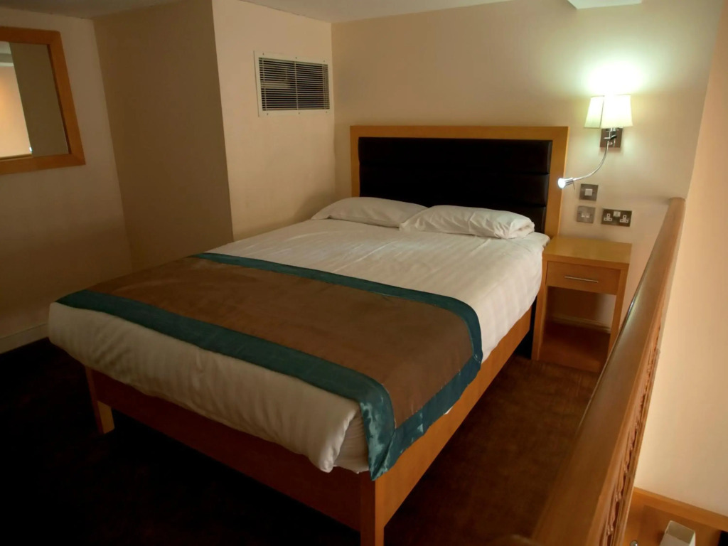 Cromwell Hotel