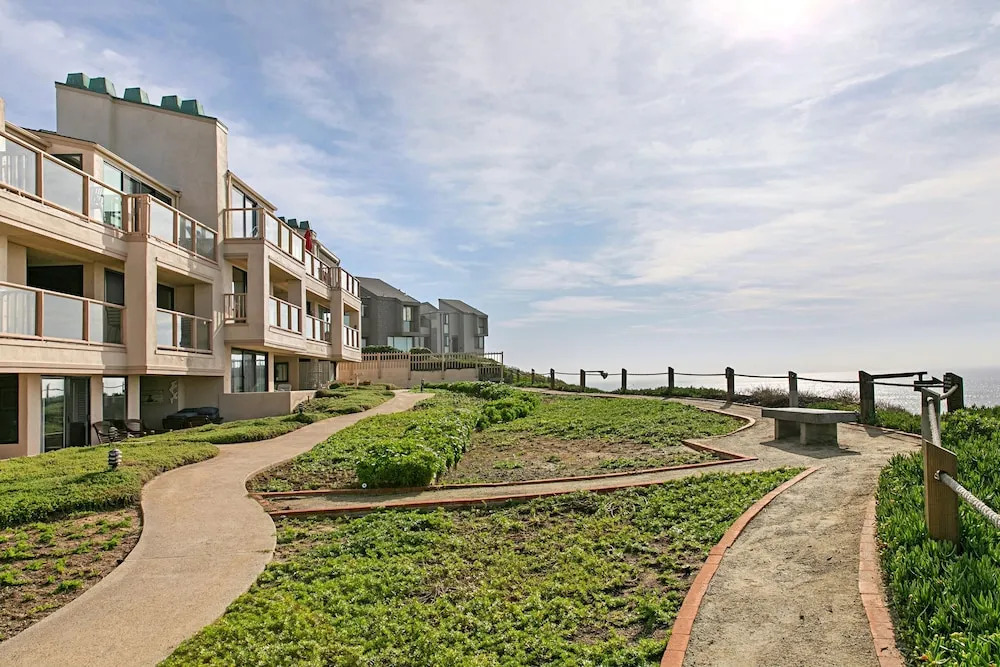 Designer Beach Condo w/ Pool, Spa & Tennis condo