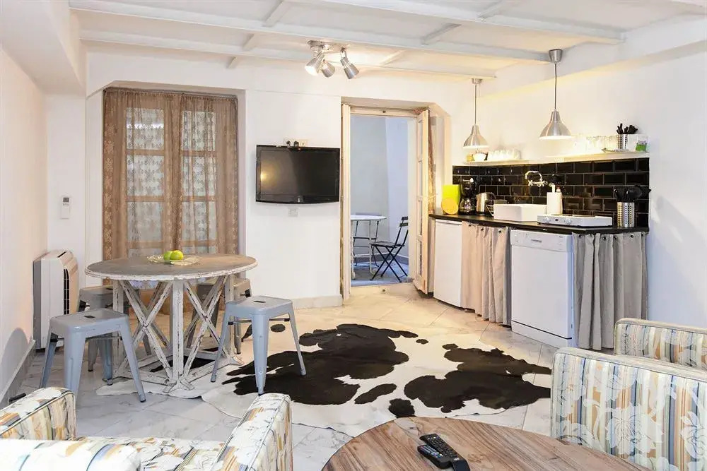 Chiconomy Suites
