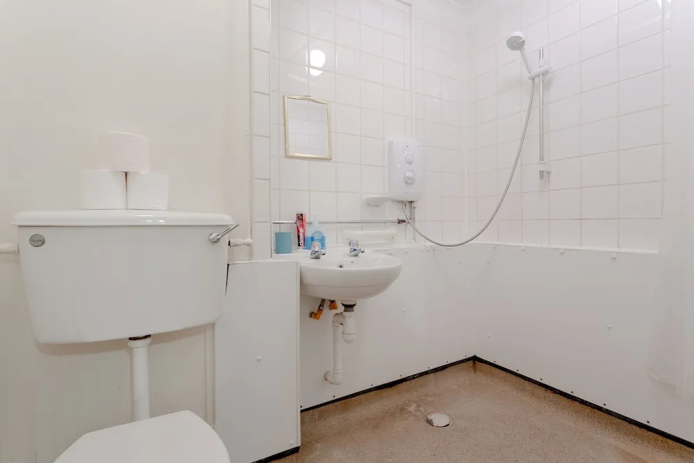 Spacious 2 Bedroom House in Bow