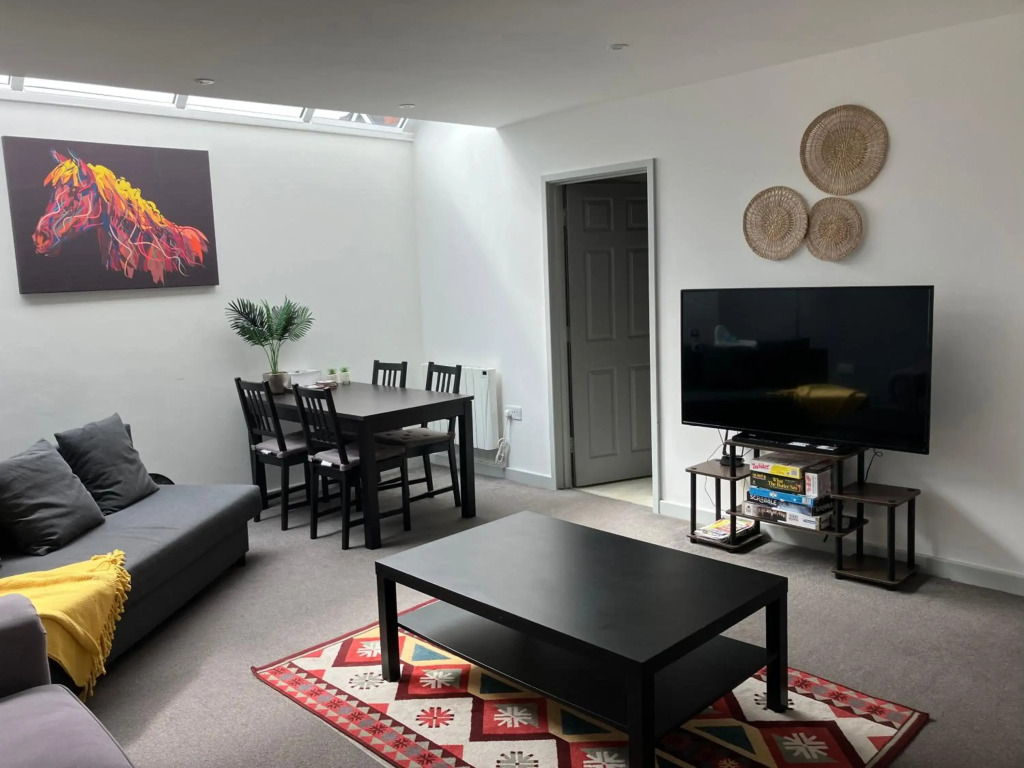 Spacious 2 Bed apartment - Sleeps 6 - Burnham Village