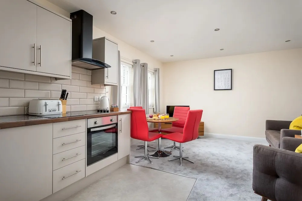 Elliot Oliver - 2 Bedroom Modern Apartment