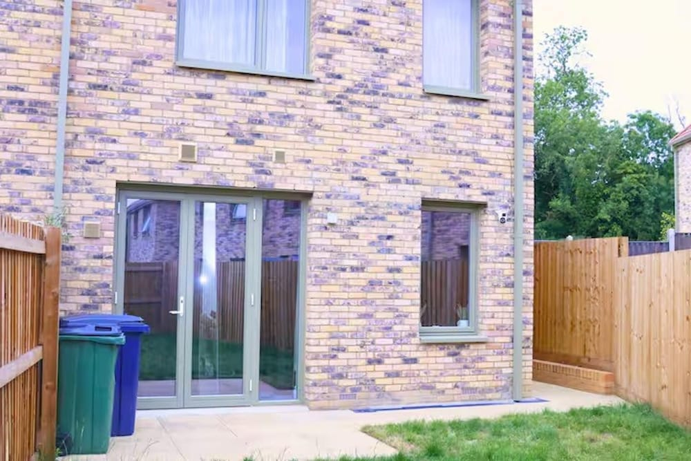 House - Sleeps 6 & Free Parking
