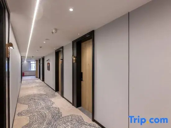Super8 Hyatt  Hotel (Daxinghuangcun Railway Staion Subway Station Store)