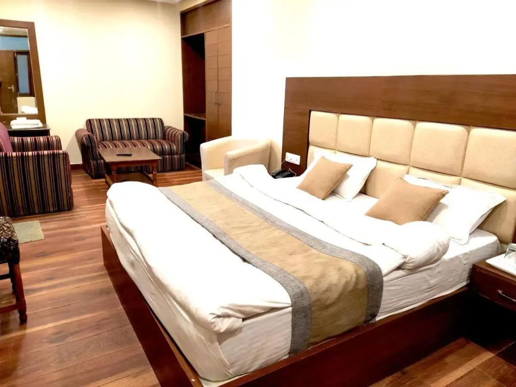Hotel Samrat - On Mall Road