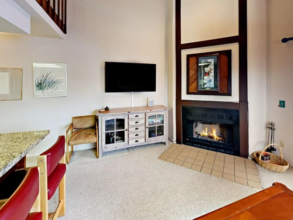 1491 Woodside Avenue Condo Unit 303A - 1 Br condo by RedAwning