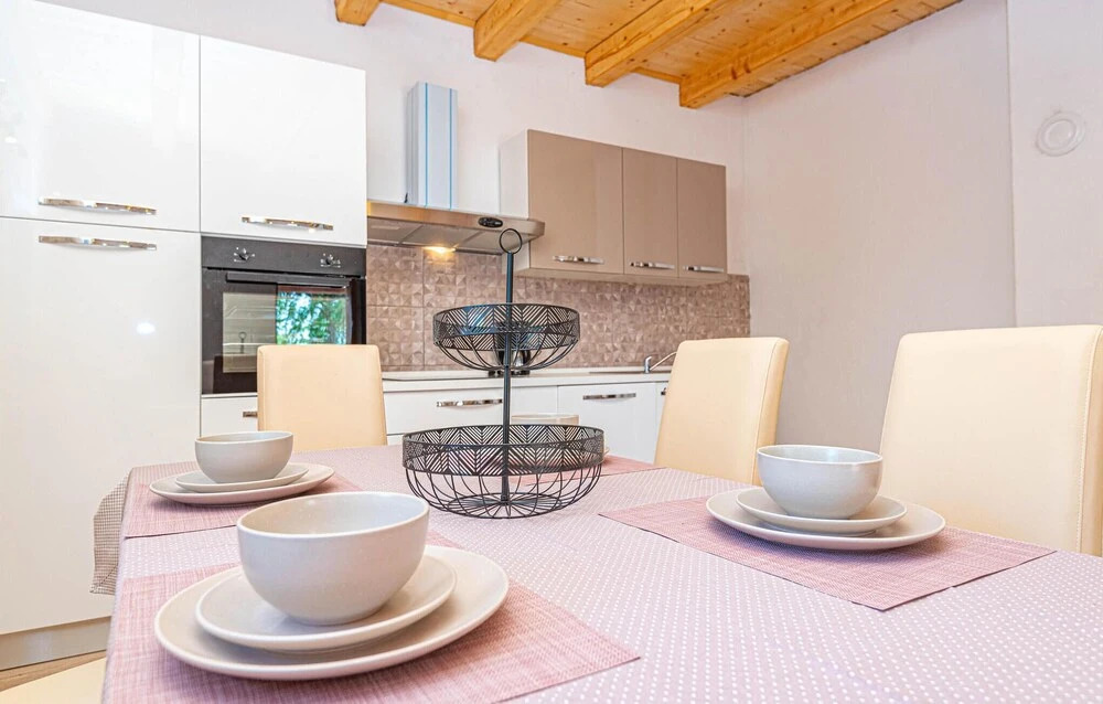 2 Bedroom Beautiful Home In Drinovci