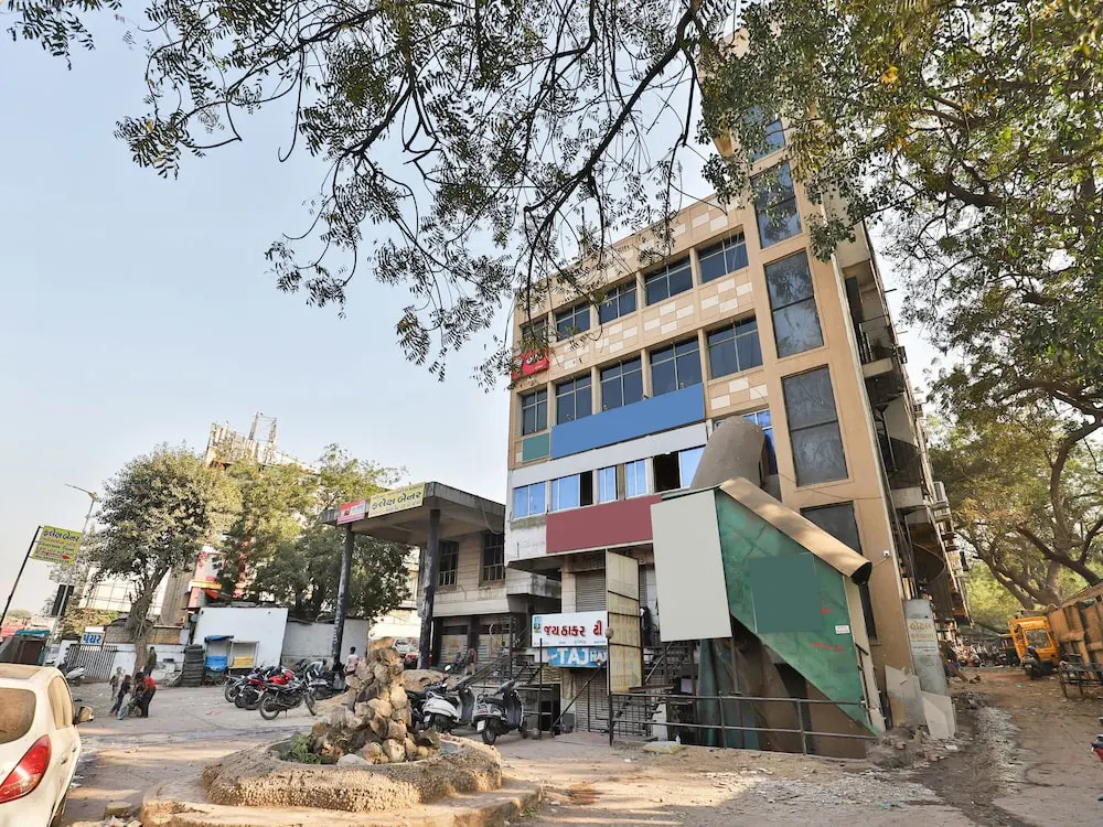 OYO 11427 Hotel Kalyan