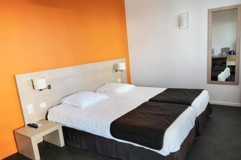Esatitude Hotel